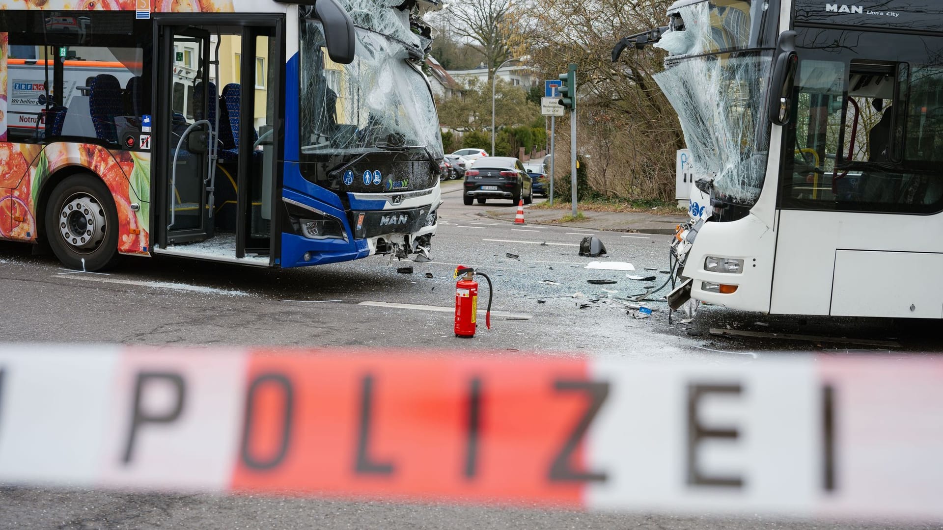 Zwei Linienbusse zusammengestoßen