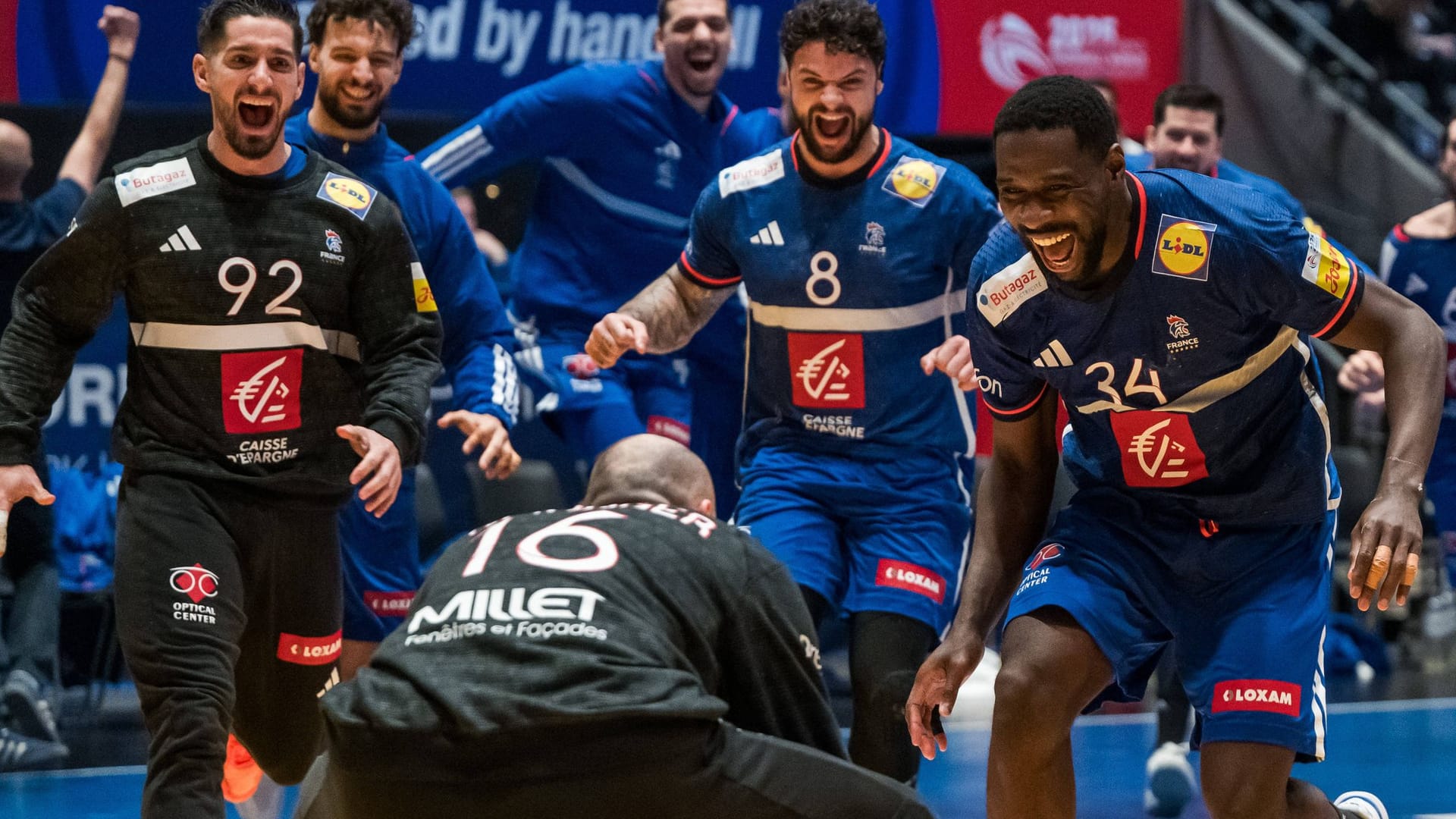 Jubel über Platz drei: Frankreichs Spieler feiern ihren Torwart Charles Bolzinger.