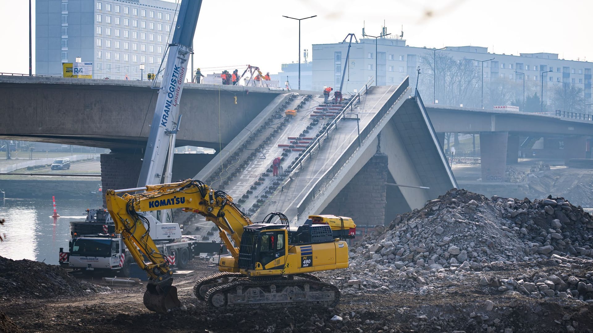 Die Bauarbeiten gehen weiter: Fachleute arbeiten auf der teileingestürzten Carolabrücke auf der Neustädter Seite.