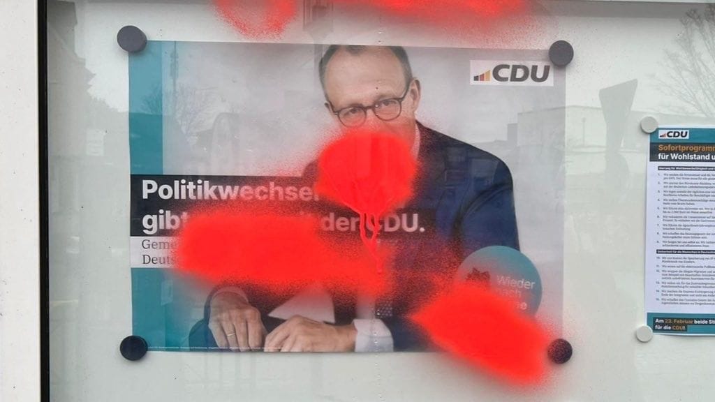 Ein Schaukasten wurde ebenfalls mit Farbe besprüht und dadurch beschädigt.