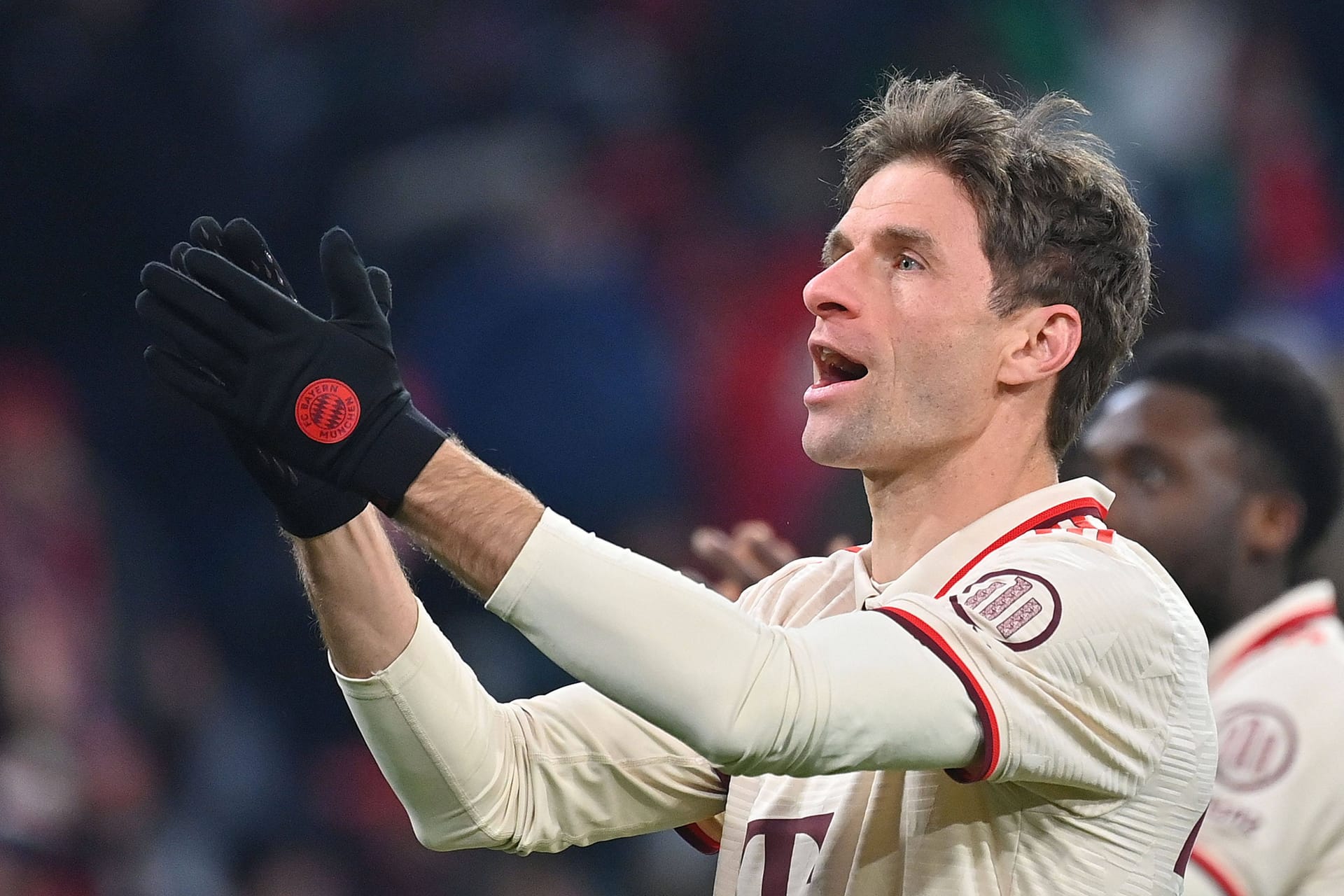 Thomas Müller klatscht Richtung Fans: Der FC Bayern bekommt eine neue Stadionhymne.