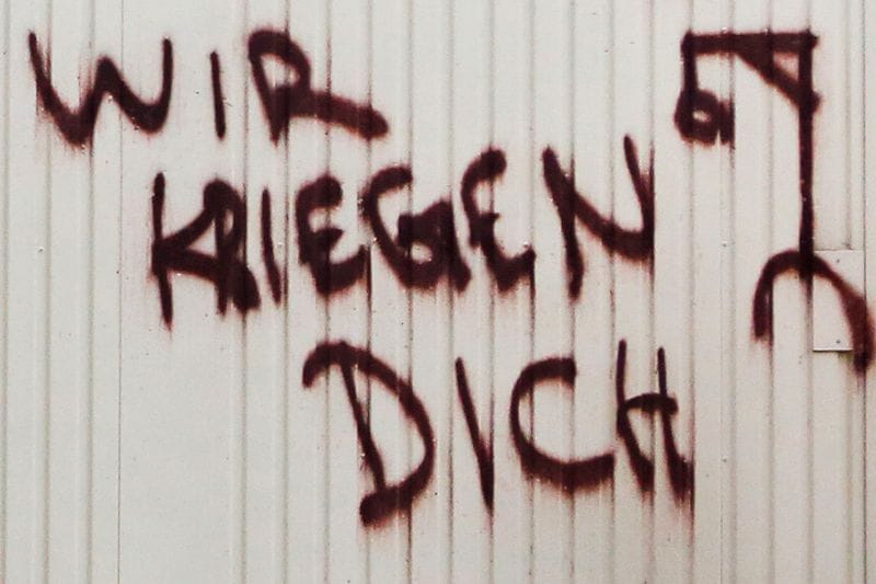 ARCHIV - Unbekannte Täter haben am 19.10.2015 in Leipzig auf einem Baucontainer den Schriftzug «Wir kriegen dich» gesprüht.