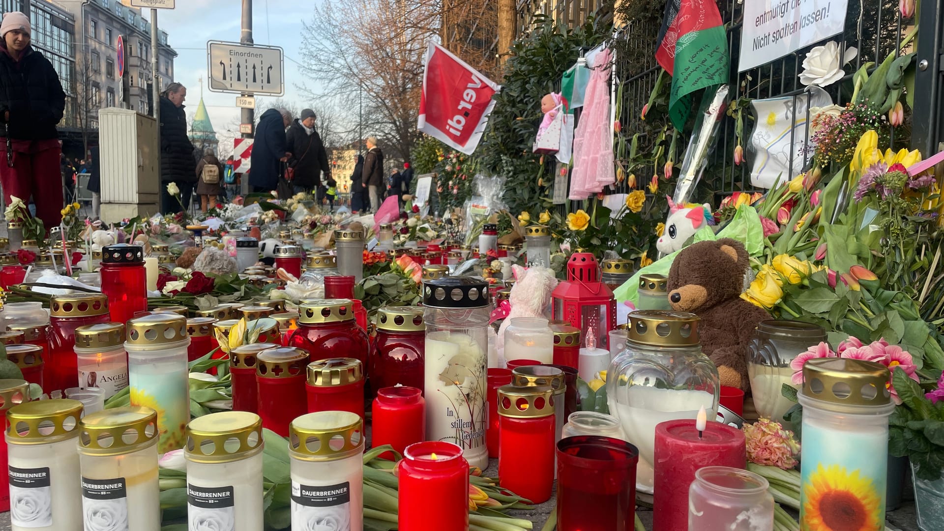 Ein Blumen- und Kerzenmeer, für eine Mutter und ihr zweijähriges Kind.