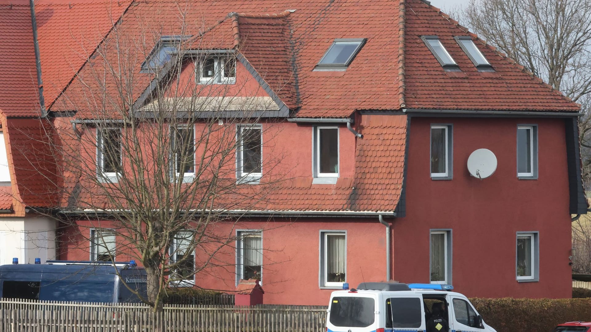 Polizeifahrzeuge stehen vor einem Haus in Neumark: Hier sind die Leichen entdeckt worden.