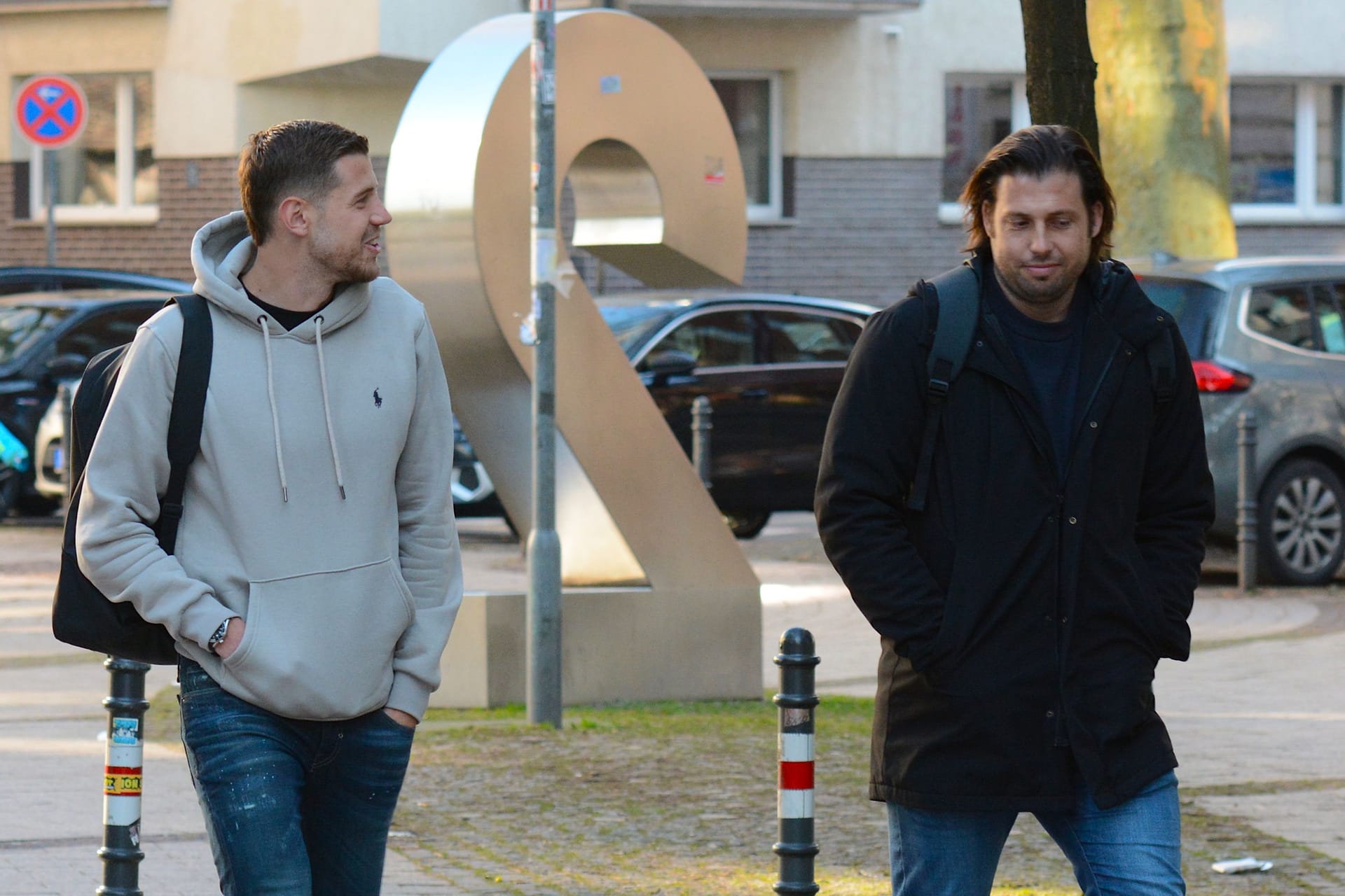 Imad Rondic (l.) mit Teambetreuer Marius Laux beim Medizincheck beim 1. FC Köln.