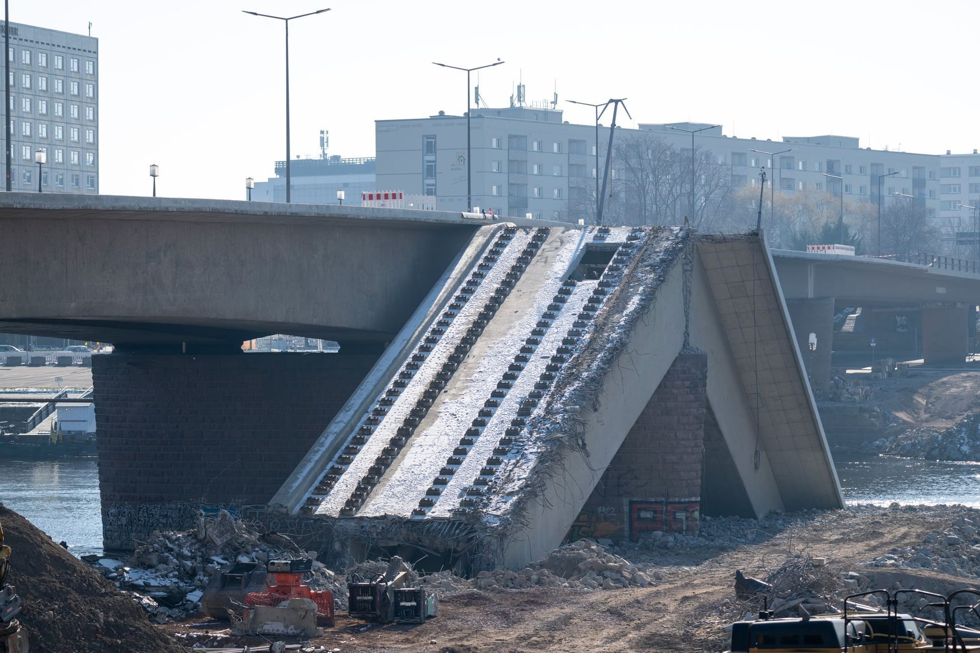 Der eingestürzte Brückenzug der Carolabrücke auf der Neustädter Elbseite.