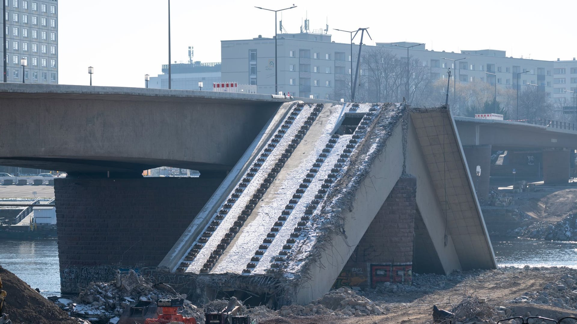 Der eingestürzte Brückenzug der Carolabrücke auf der Neustädter Elbseite.