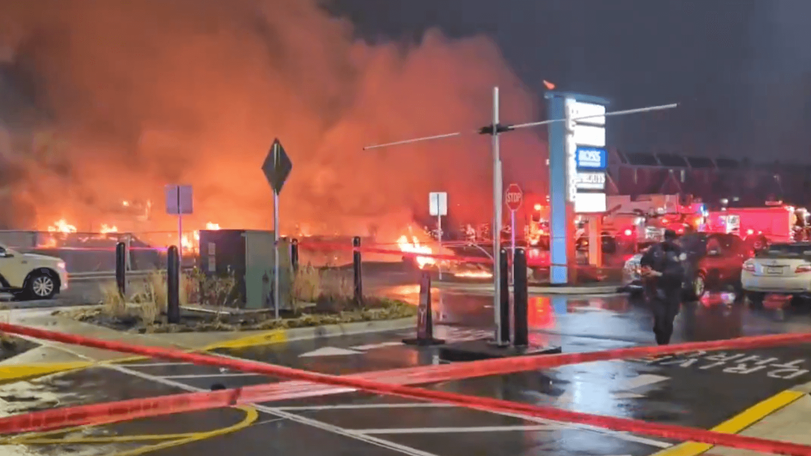 Flammen steigen am Ort des Flugzeugabsturzes in Philadelphia empor.