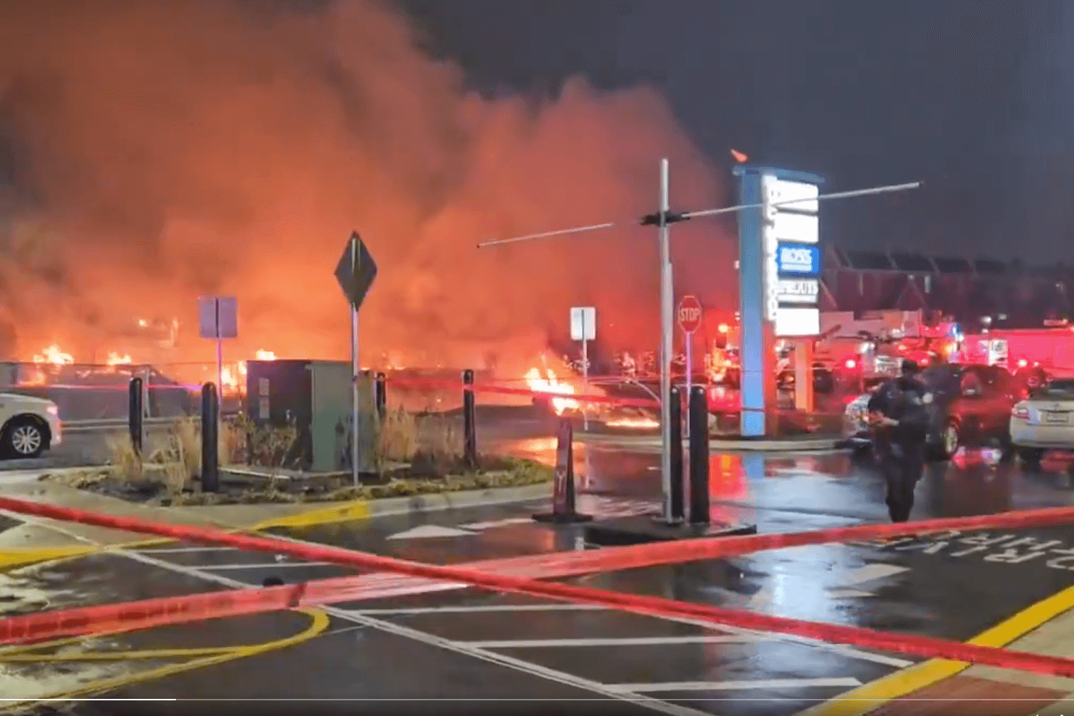 Flammen steigen am Ort des Flugzeugabsturzes in Philadelphia empor.