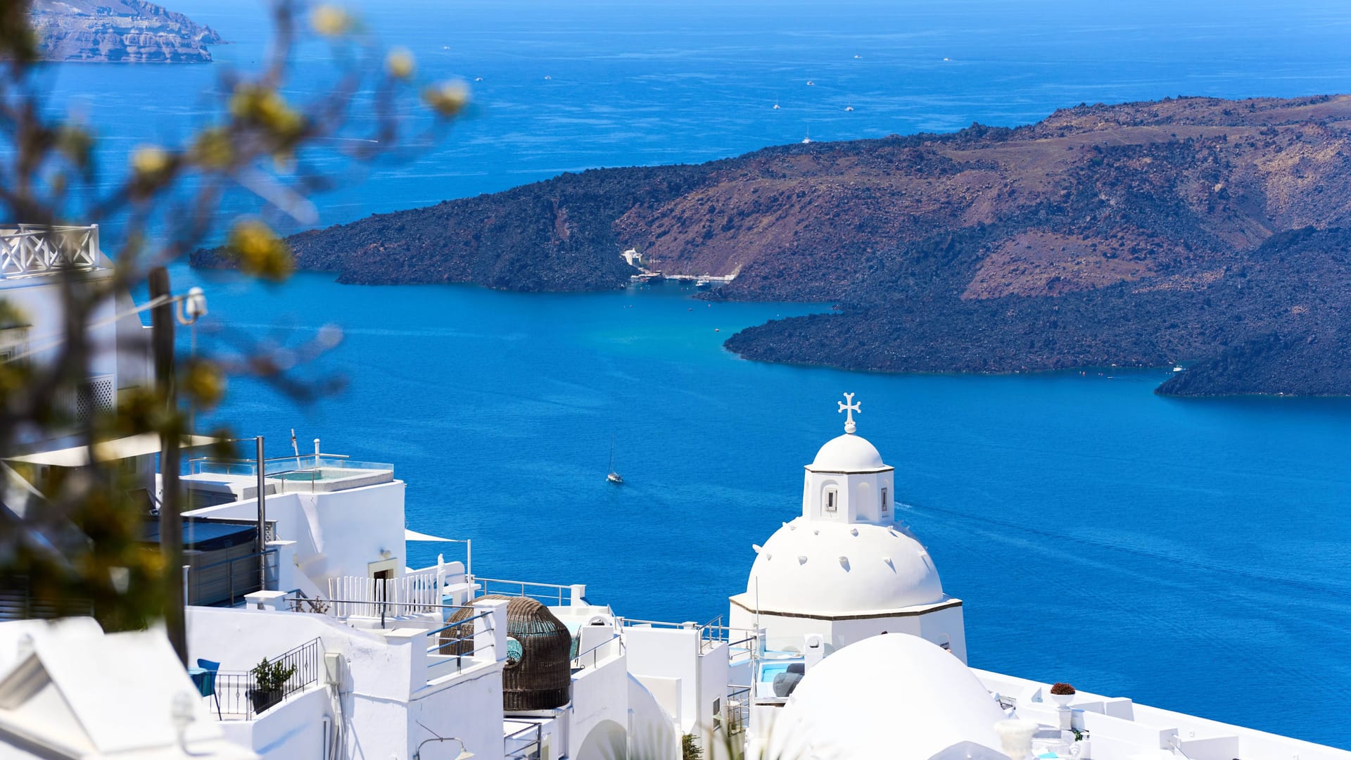 Aussicht auf die weißen Gebäude von Santorini, die sich vor der Kulisse des tiefblauen Meeres und des Vulkans abheben. Seismologen schließen nicht aus, dass die anhaltende seismische Aktivität Vulkanausbrüche auslösen könnte.