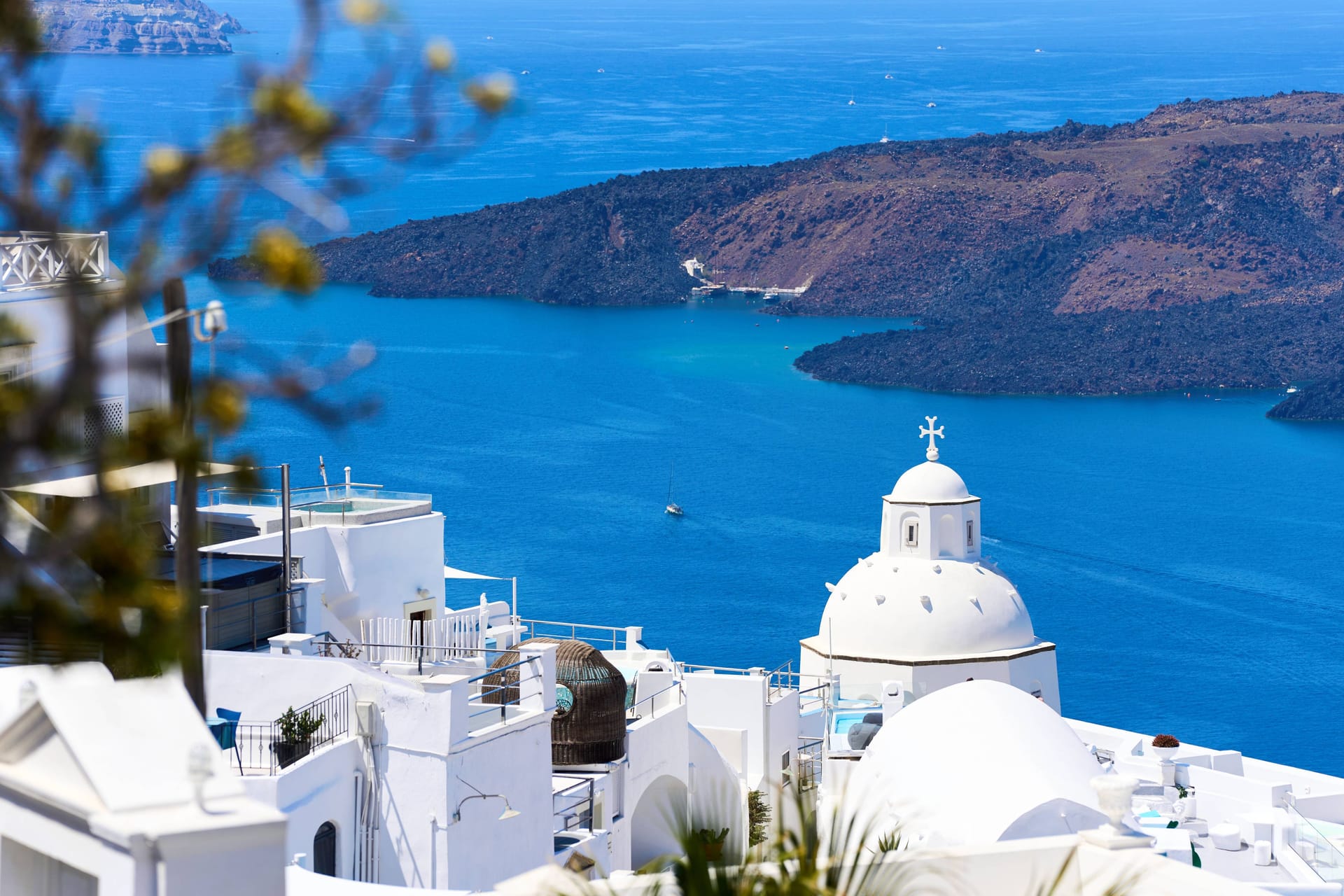 Aussicht auf die weißen Gebäude von Santorini, die sich vor der Kulisse des tiefblauen Meeres und des Vulkans abheben. Seismologen schließen nicht aus, dass die anhaltende seismische Aktivität Vulkanausbrüche auslösen könnte.