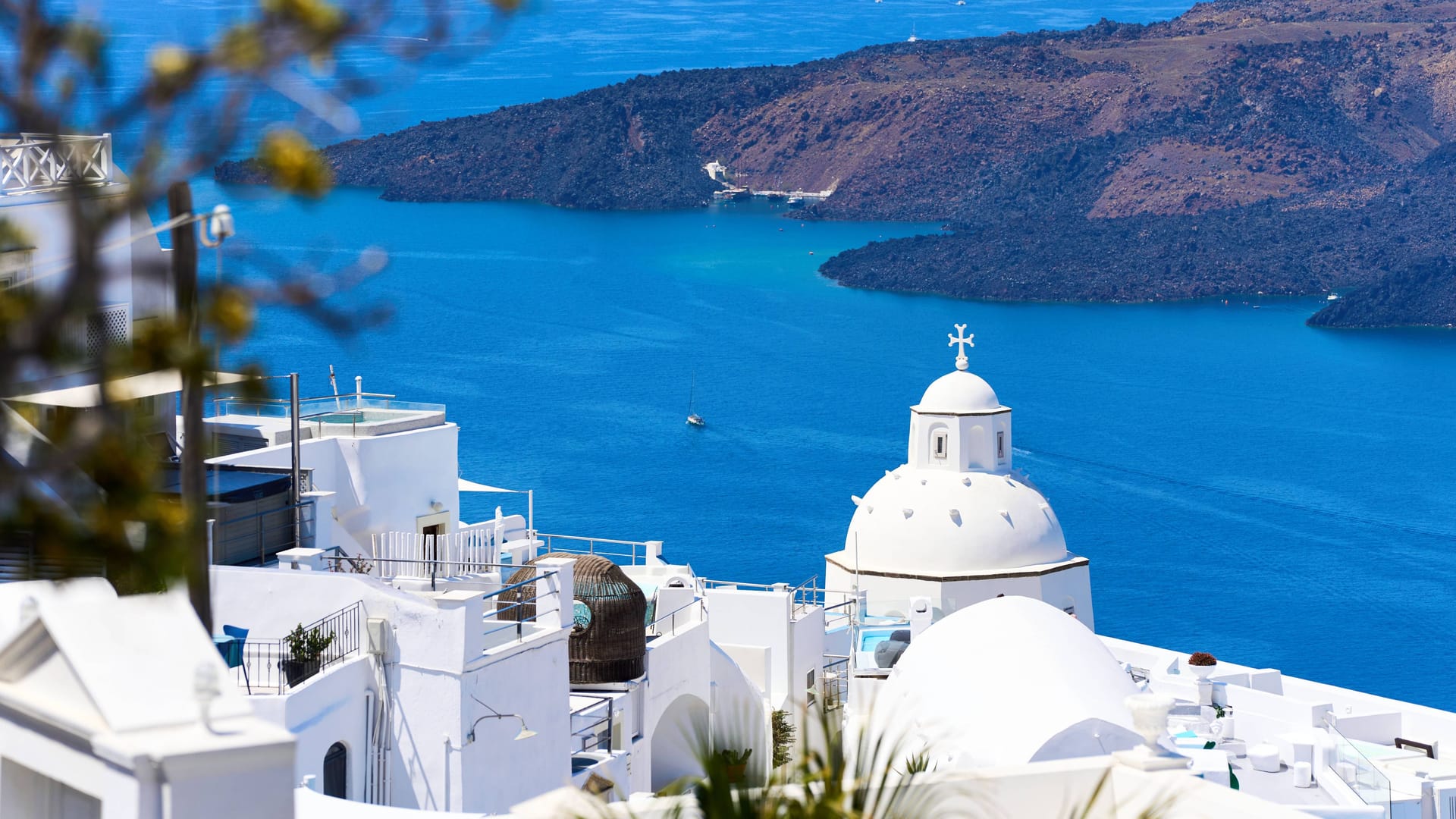 Aussicht auf die weißen Gebäude von Santorini, die sich vor der Kulisse des tiefblauen Meeres und des Vulkans abheben. Seismologen schließen nicht aus, dass die anhaltende seismische Aktivität Vulkanausbrüche auslösen könnte.