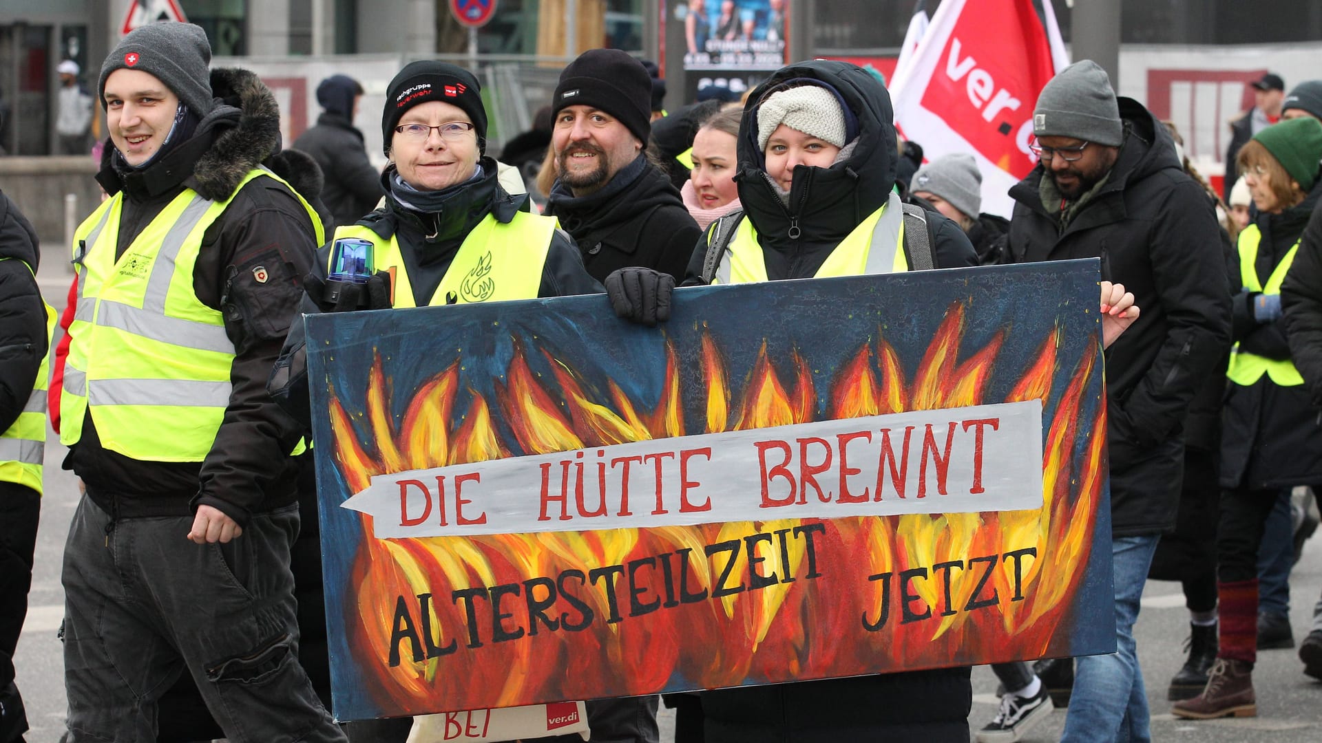 Beschäftigte der Stadt Hamburg bei einem Protestzug: Der nächste Warnstreik im Öffentlichen Dienst steht bevor.