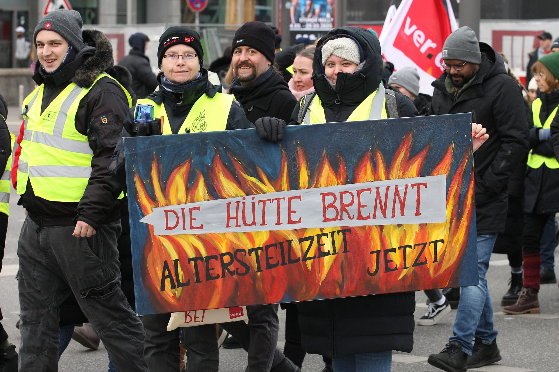 Beschäftigte der Stadt Hamburg bei einem Protestzug: Der nächste Warnstreik im Öffentlichen Dienst steht bevor.