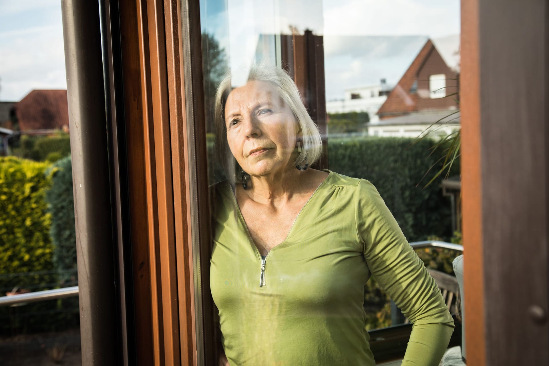 Seniorin blickt aus dem Fenster: Das Rentensystem benötigt dringend Reformen.