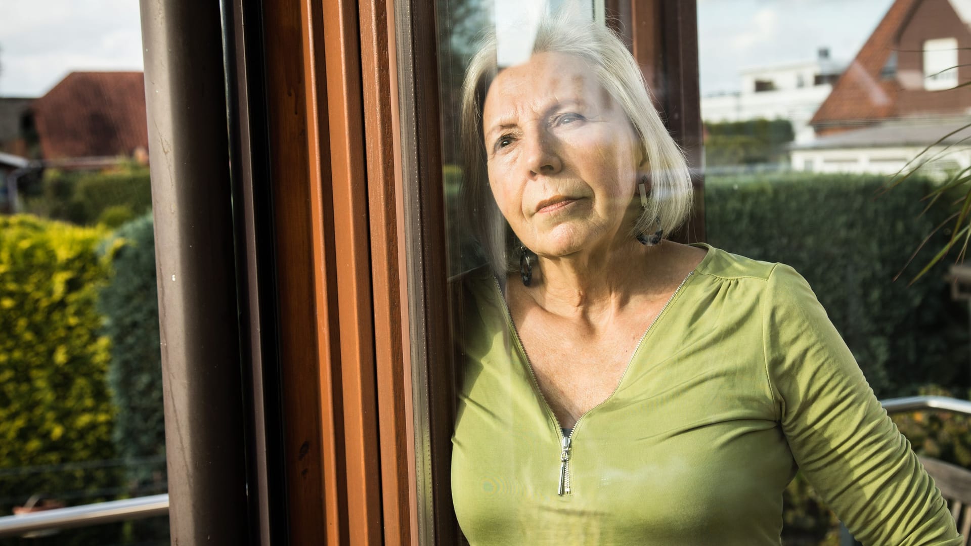 Seniorin blickt aus dem Fenster: Das Rentensystem benötigt dringend Reformen.