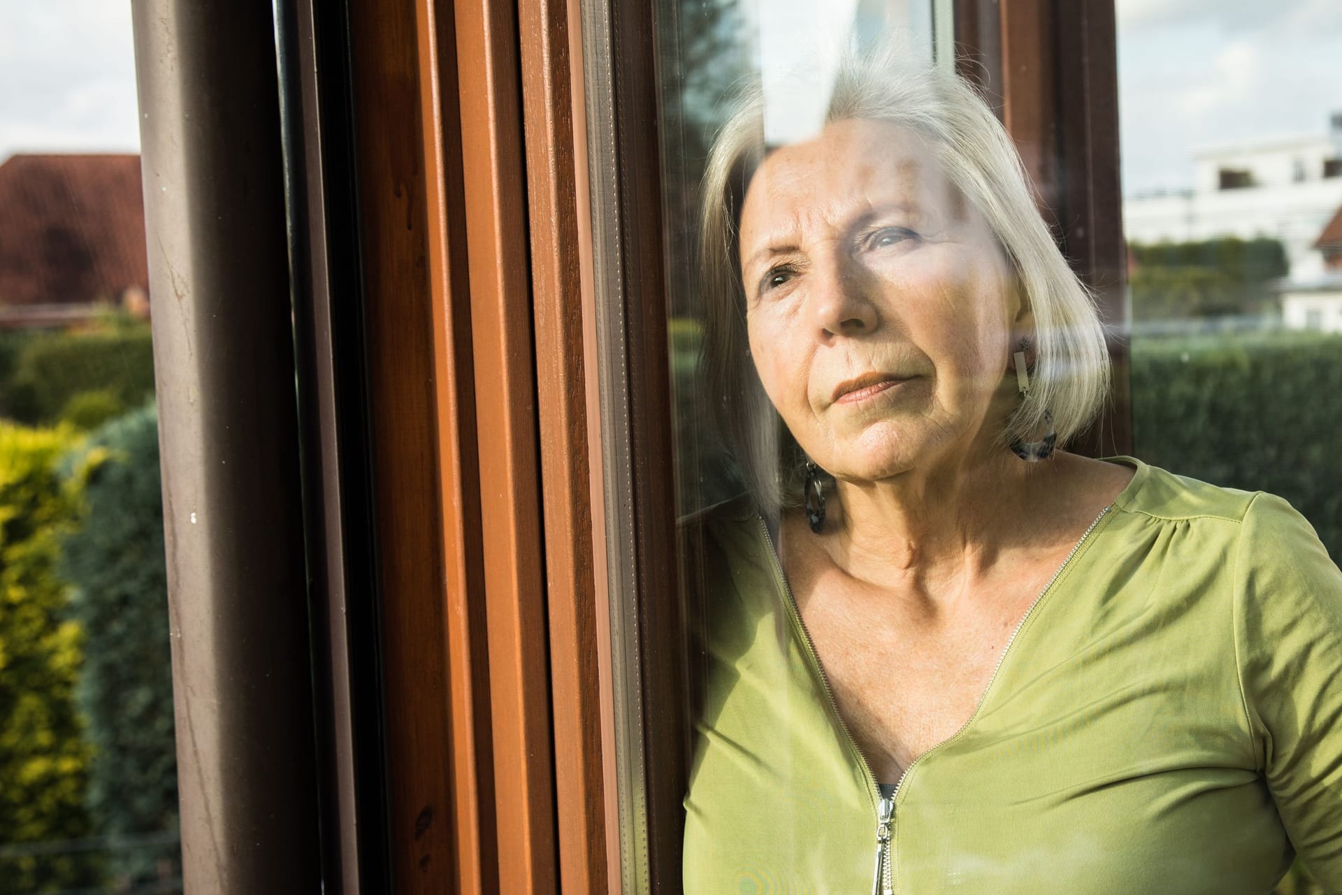 Seniorin blickt aus dem Fenster: Das Rentensystem benötigt dringend Reformen.