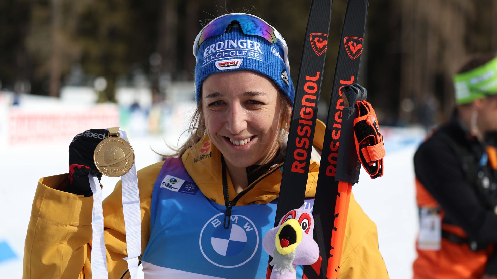 Franziska Preuß mit ihrer Goldmedaille in der Verfolgung.