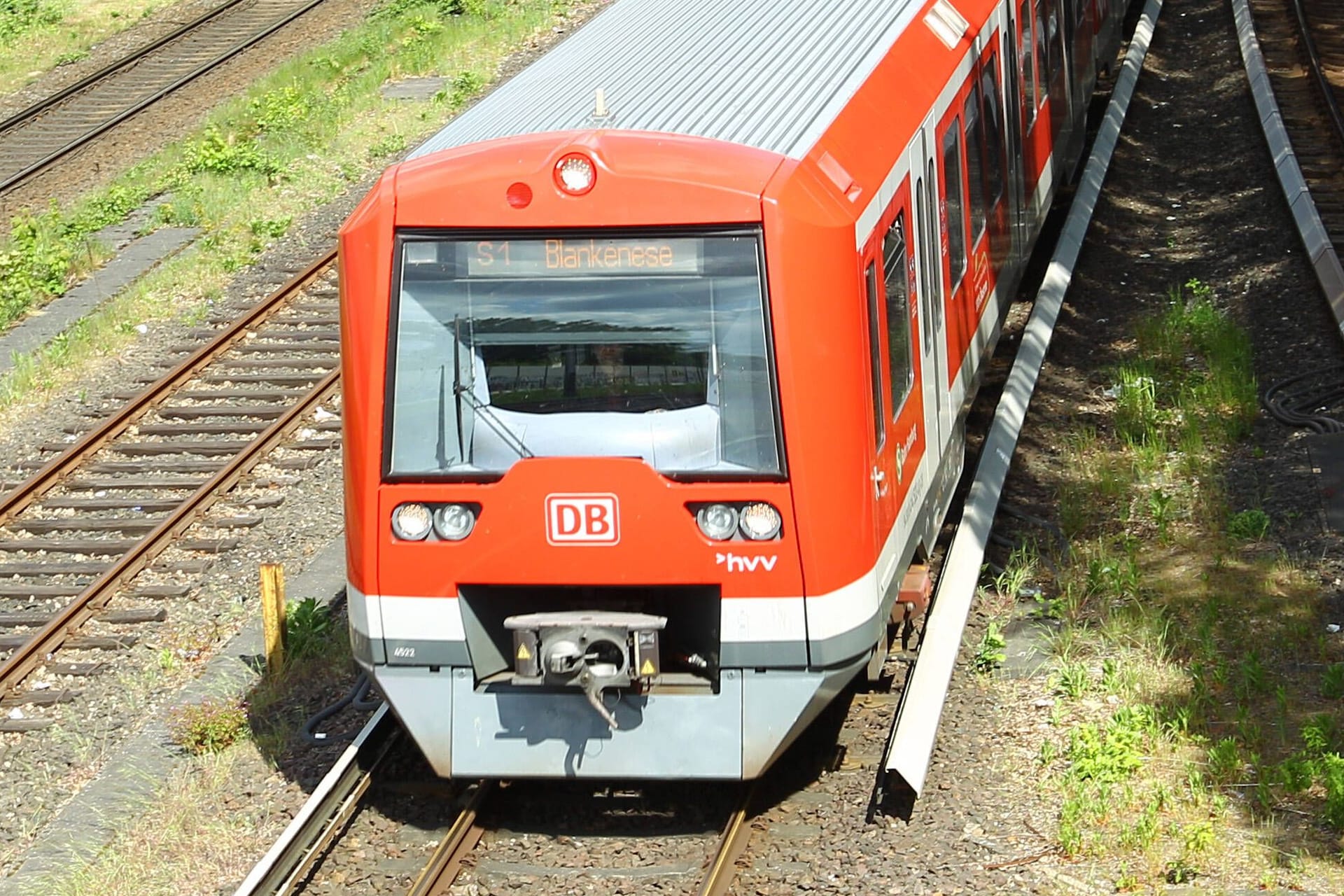 Eine S-Bahn der Linie S1 (Archivbild): Die Bundespolizei erwischte den Täter mit noch offener Hose.