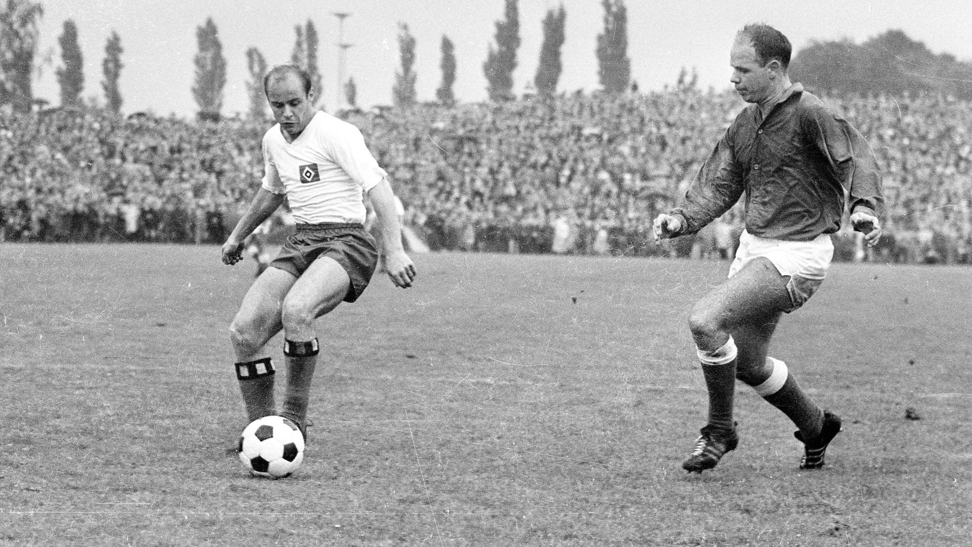 Gert "Charly" Dörfel (l.) im Duell mit Heinz-Rüdiger Voss: Der HSV und Preußen Münster eröffneten im August 1963 als zwei von 16 Teams die Bundesliga.