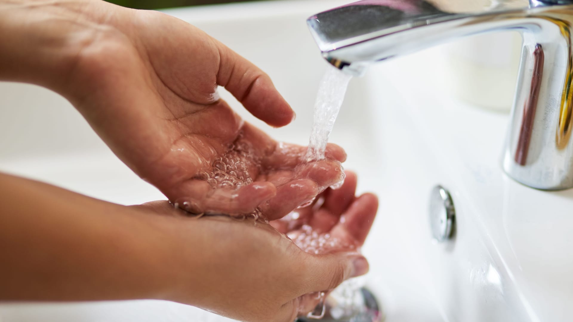 Die Möglichkeiten, einer Ansteckung im Alltag vorzubeugen, beschränken sich auf die üblichen Hygieneregeln.