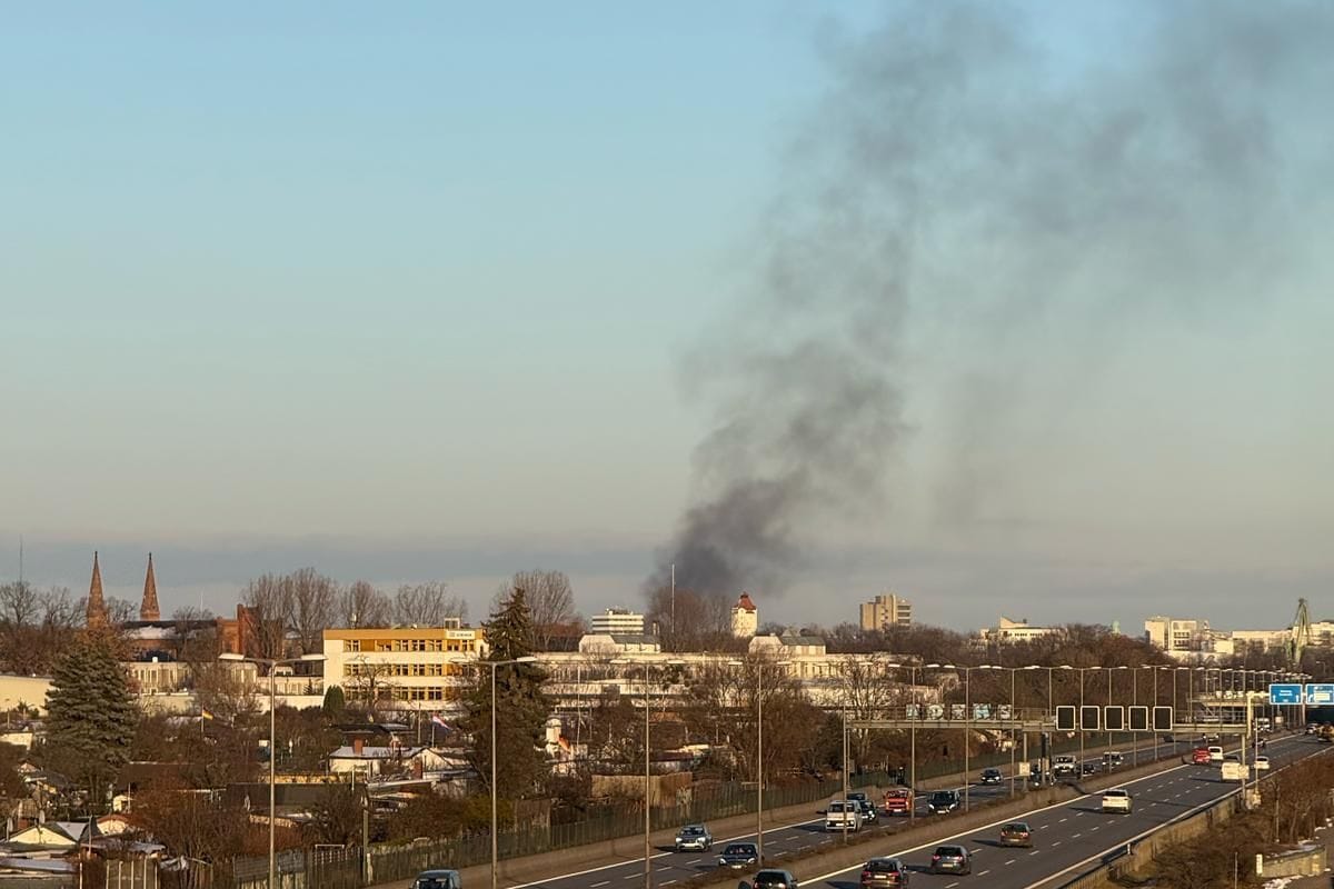 Rauchwolke über der Stadt: Es brannte ein Unterstand.