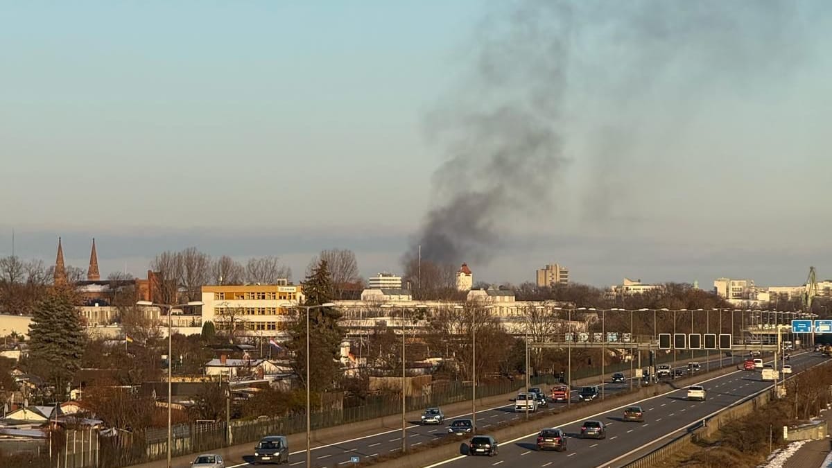 Rauchwolke über der Stadt: Es brannte ein Unterstand.