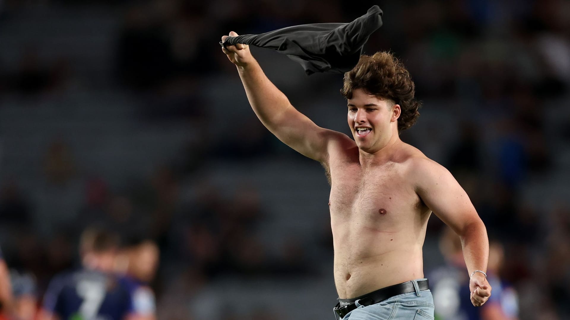 Chaos beim Rugbyspiel im Eden Park: Mehrfach versuchten Flitzer aufs Feld zu gelangen.