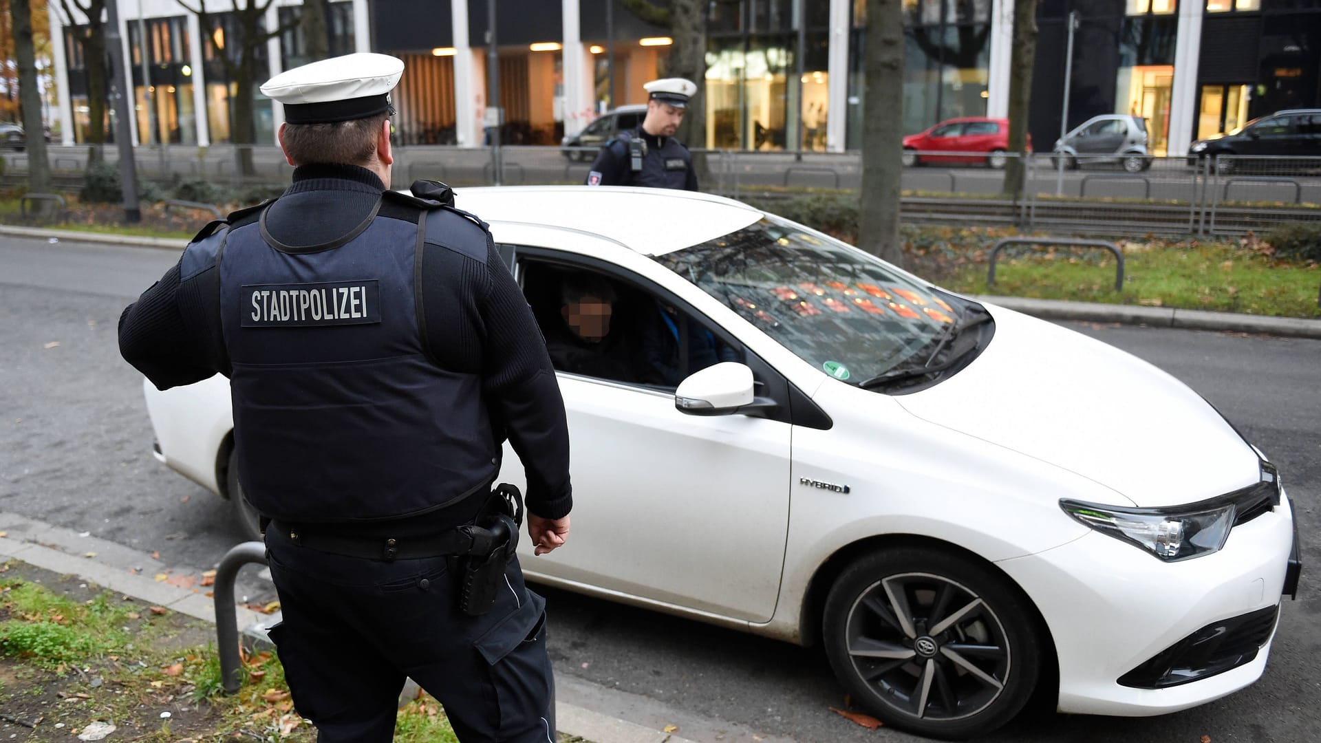 Beamte der Stadtpolizei kontrollieren einen Uber-Fahrer (Archivbild):