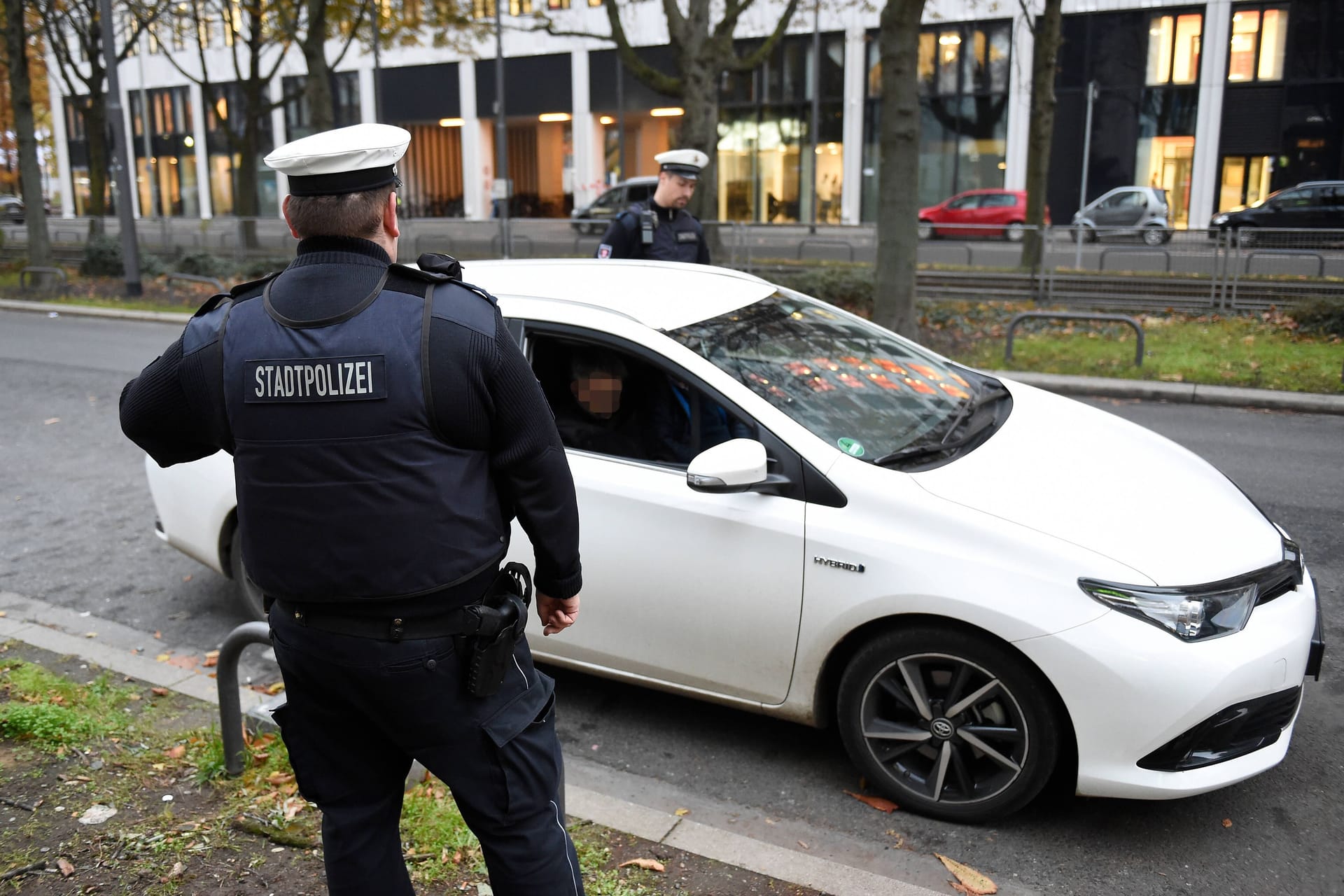 Beamte der Stadtpolizei kontrollieren einen Uber-Fahrer (Archivbild):