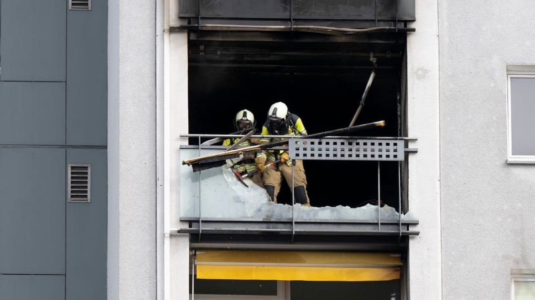 Zwei Feuerwehrleute nach einem Brand in Dresden: Insgesamt waren etwa 80 Rettungsleute beteiligt, um das Leben eines Ehepaars und einer Schwerverletzten zu retten.