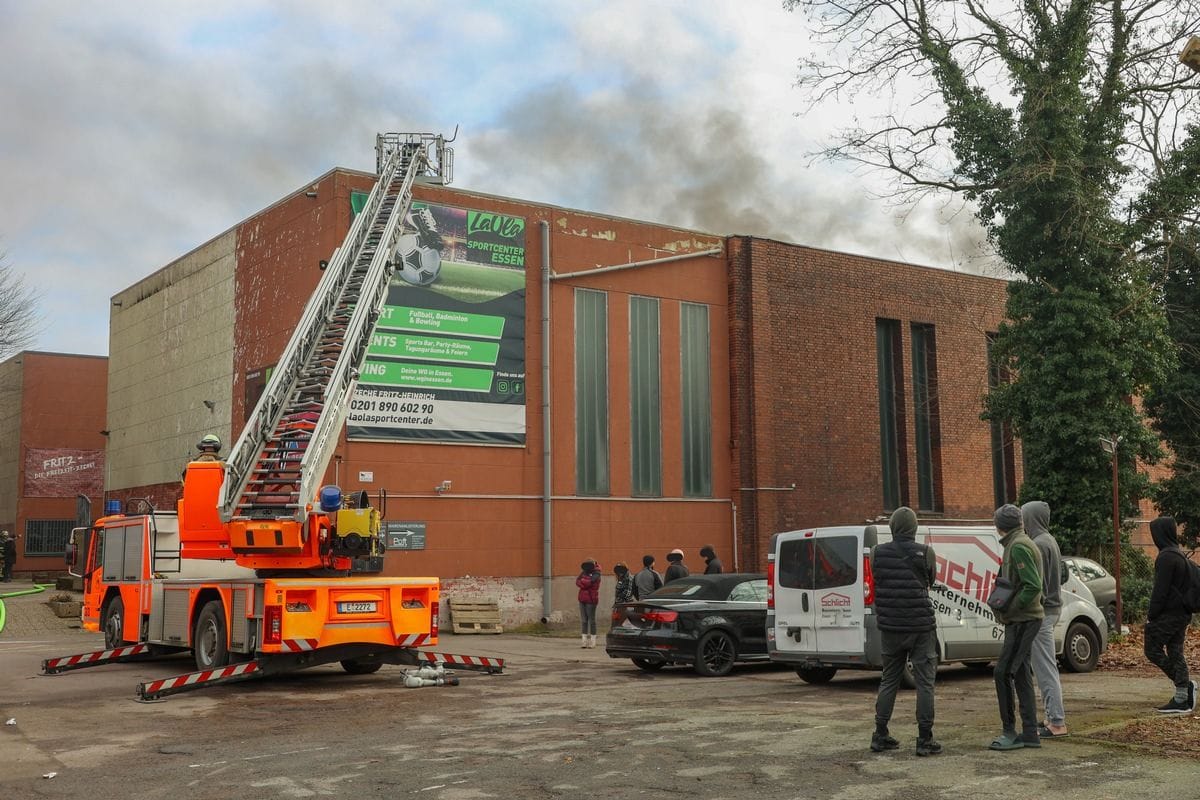 Starke Rauchentwicklung aus der Sportanlage in Essen-Altenessen-Nord: Die Feuerwehr musste zur Identifizierung der Glutnester auch eine Drohne einsetzen.