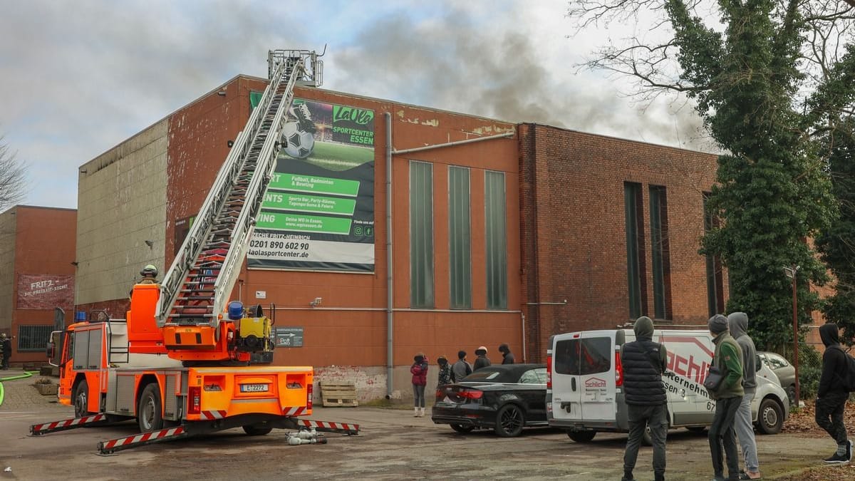 Starke Rauchentwicklung aus der Sportanlage in Essen-Altenessen-Nord: Die Feuerwehr musste zur Identifizierung der Glutnester auch eine Drohne einsetzen.