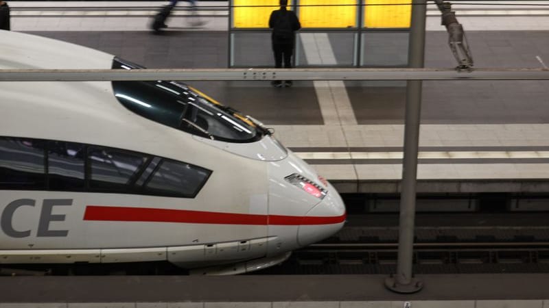 Zwei ICE-Züge stehen am Berliner Hauptbahnhof. (zu dpa: «Bauarbeiten am Berliner Hauptbahnhof: Wochenlange Sperrungen»)