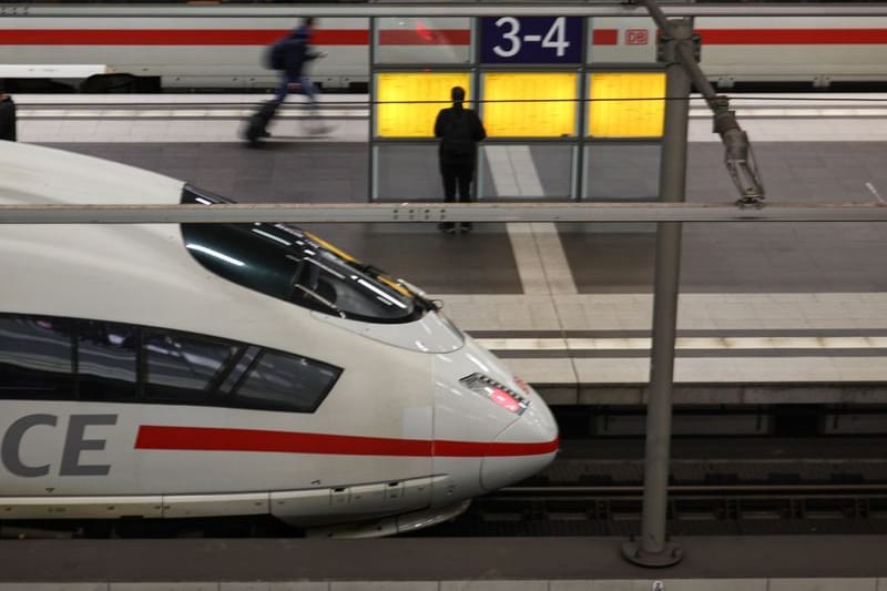 Zwei ICE-Züge stehen am Berliner Hauptbahnhof. (zu dpa: «Bauarbeiten am Berliner Hauptbahnhof: Wochenlange Sperrungen»)