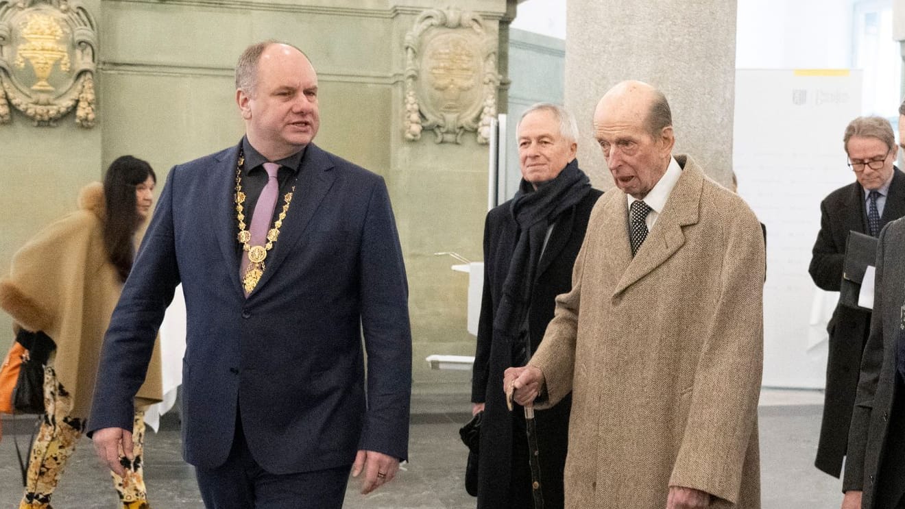 13.02.2025, Sachsen, Dresden: Seine Königliche Hoheit Prinz Edward Herzog von Kent (M) kommt am 80. Jahrestag der Zerstörung Dresdens zu einer Gedenkfeier neben Dirk Hilbert (FDP, l), Oberbürgermeister von Dresden, und Andrew Mitchell (r), britischer Botschafter in Berlin, zu einer Gedenkveranstaltung in das Rathaus. Am 13. Februar gedenkt die Landeshauptstadt Dresden der Zerstörung der Stadt im Zweiten Weltkrieg vor 80 Jahren. Am 13. und 14. Februar 1945 legten alliierte Bomber das Zentrum der Elbestadt in Schutt und Asche. Bis zu 25.000 Menschen kamen dabei ums Leben Foto: Sebastian Kahnert/dpa