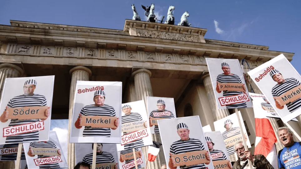 Politiker in Sträflingskleidung: Auf Demonstrationen der Querdenker-Szene waren solche Plakate immer wieder zu sehen.