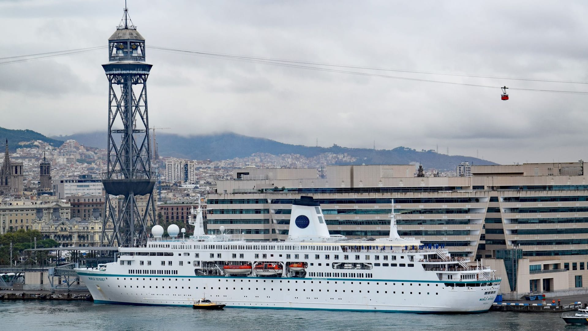 In den Wintermonaten verkehrt die "MS Deutschland" als "World Odyssey": hier 2017 im Hafen von Barcelona.