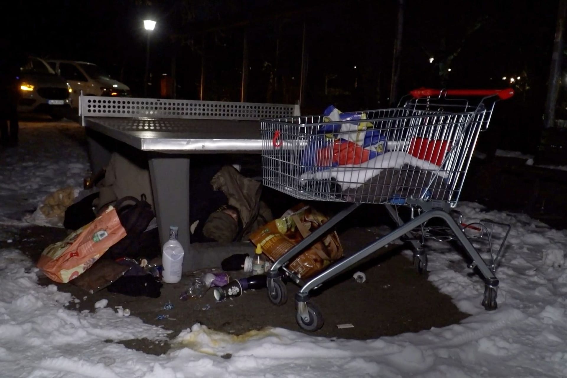 Unter einer Tischtennisplatte haben sich zwei Obdachlose ihr Lager aufgebaut: Viele Obdachlose ziehen es auch bei Kälte vor, draußen zu übernachten.