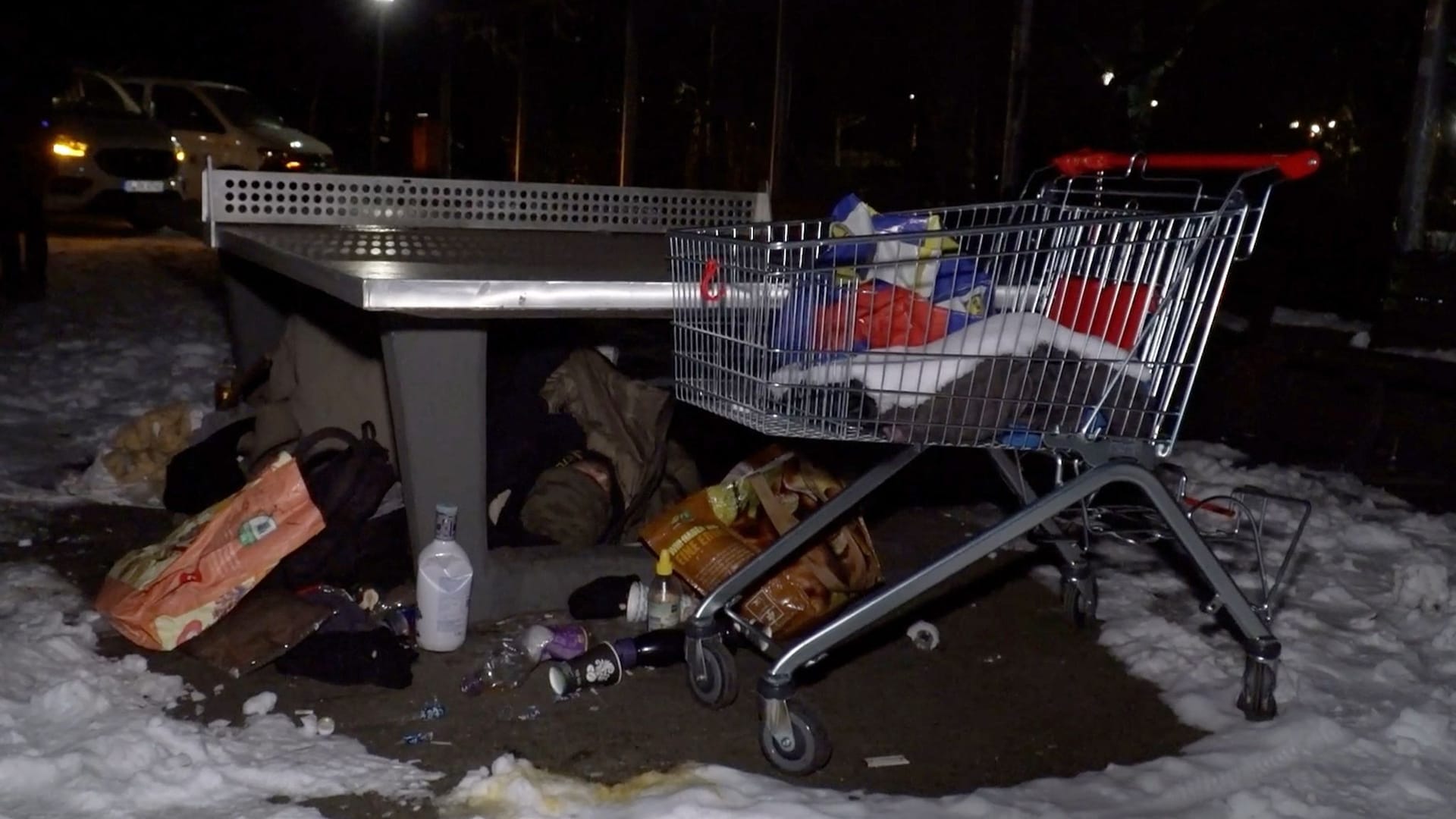 Unter einer Tischtennisplatte haben sich zwei Obdachlose ihr Lager aufgebaut: Viele Obdachlose ziehen es auch bei Kälte vor, draußen zu übernachten.