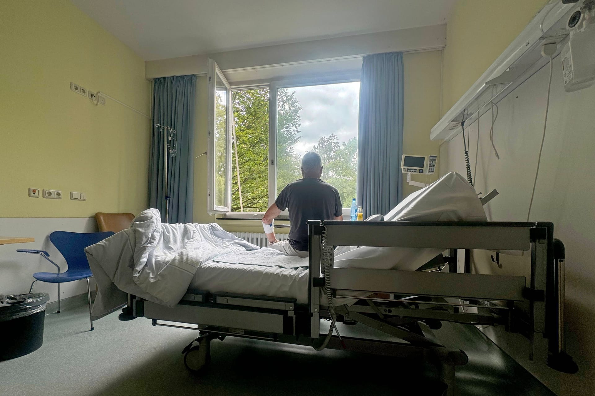 Patient im Krankenhauszimmer (Symbolbild): Der Mann wurde verurteilt.