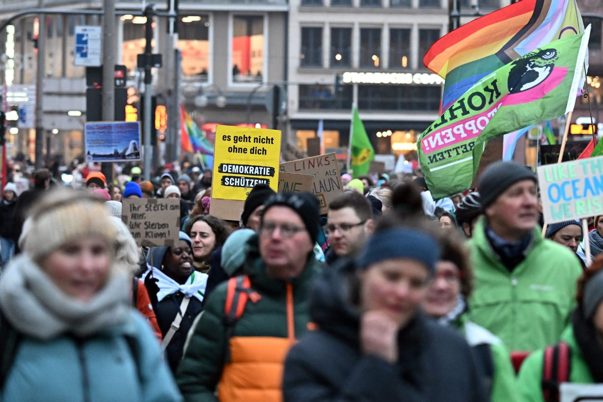 Köln: Menschen ziehen während einer Demonstration von Fridays for Future durch die Stadt.