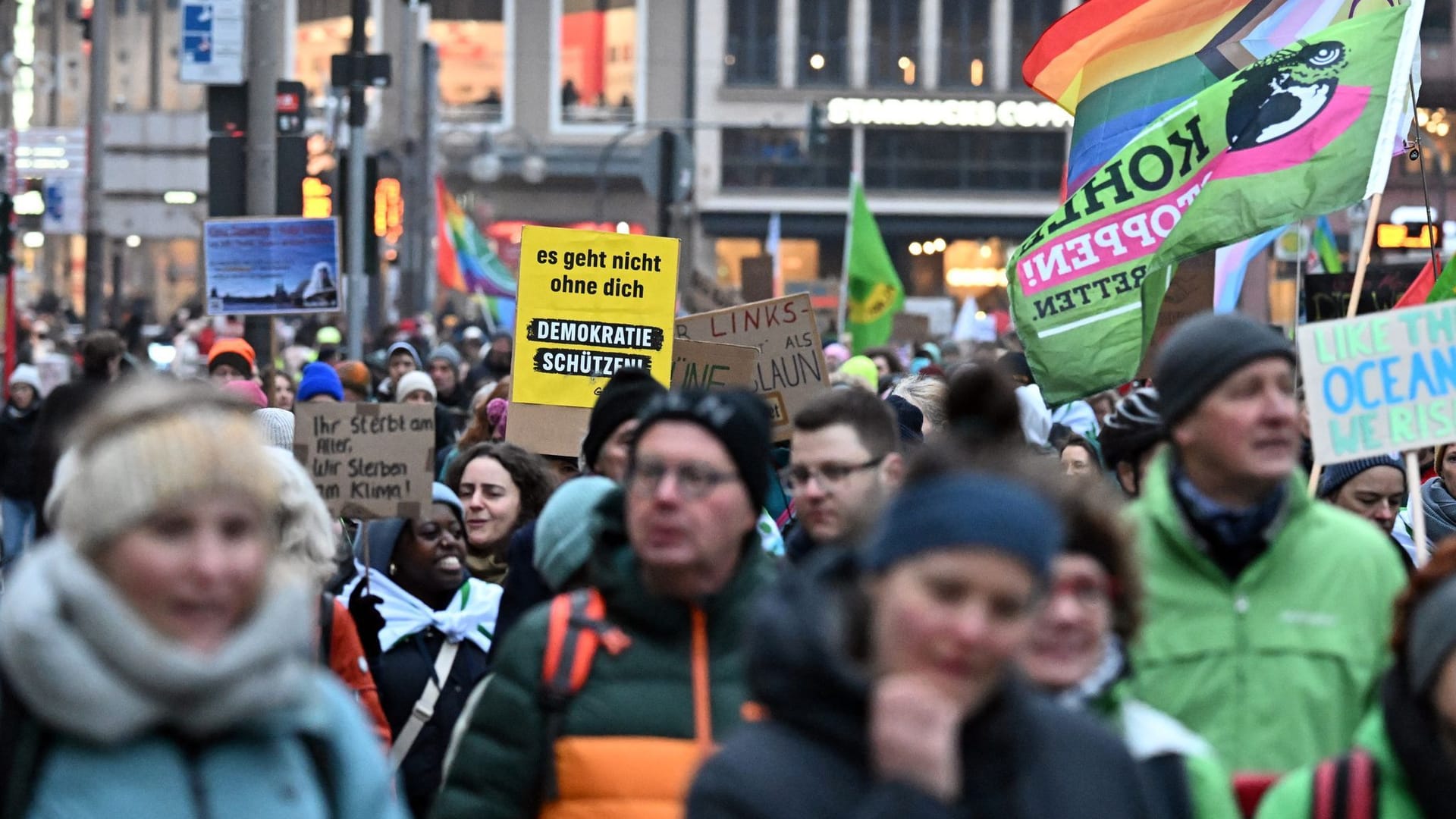 Köln: Menschen ziehen während einer Demonstration von Fridays for Future durch die Stadt.