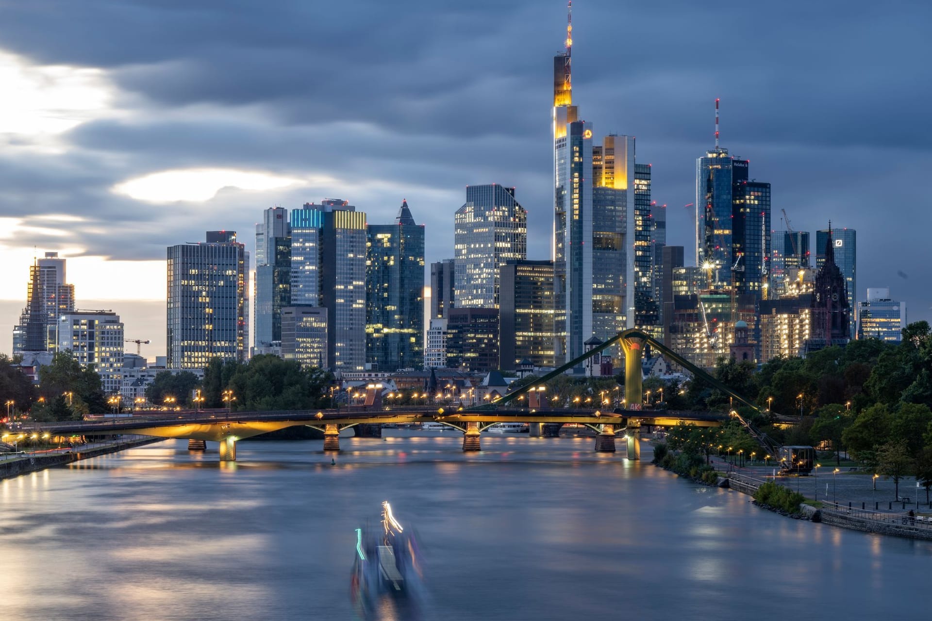 Skyline von Frankfurt bei Nacht