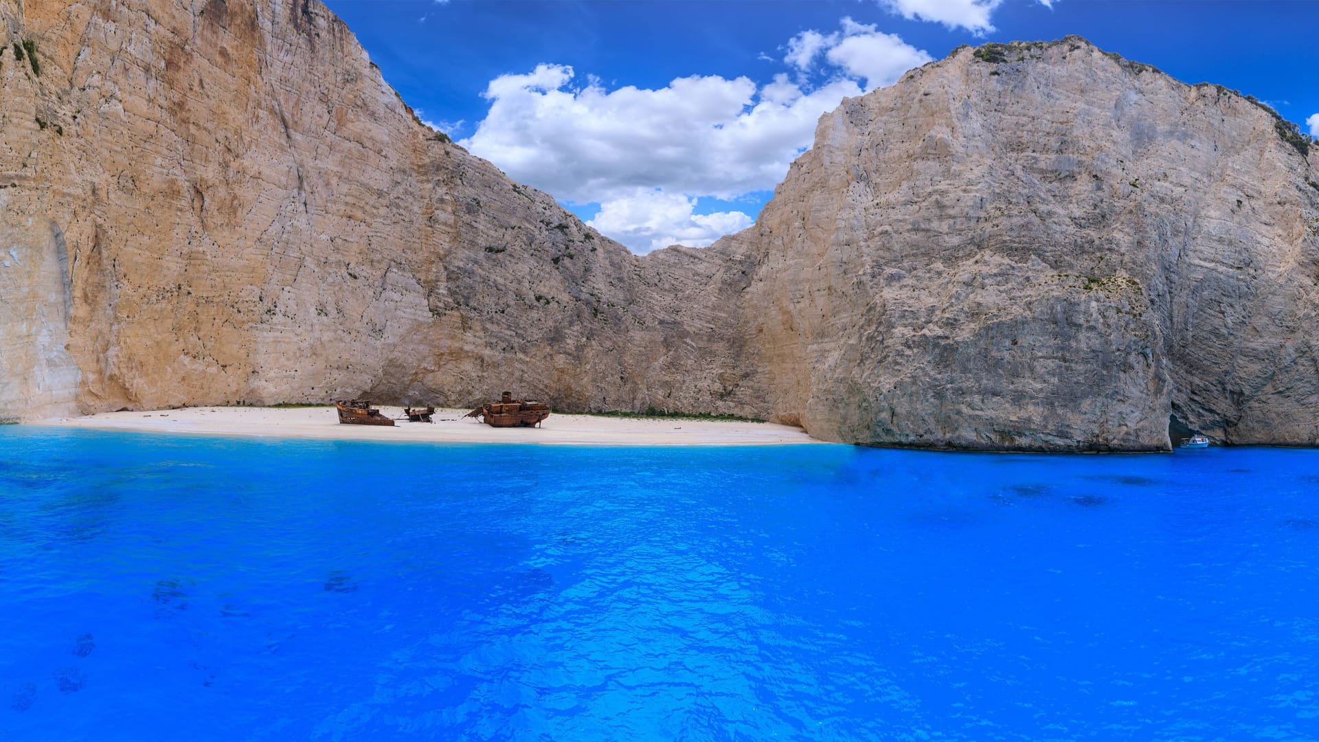 Das berühmte Schiffswrack am Navagio-Strand: Zakynthos lädt Urlauber mit Sonne, blauem Meerwasser und wunderbarem Essen ein.