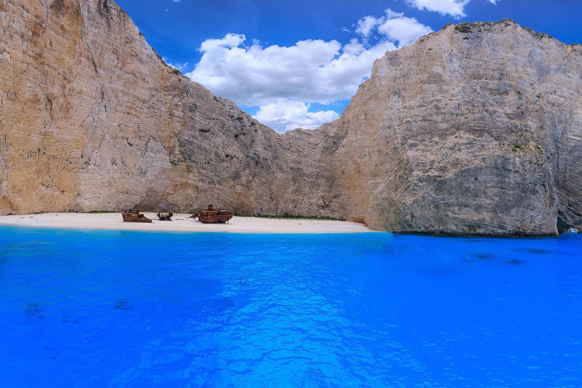 Das berühmte Schiffswrack am Navagio-Strand: Zakynthos lädt Urlauber mit Sonne, blauem Meerwasser und wunderbarem Essen ein.