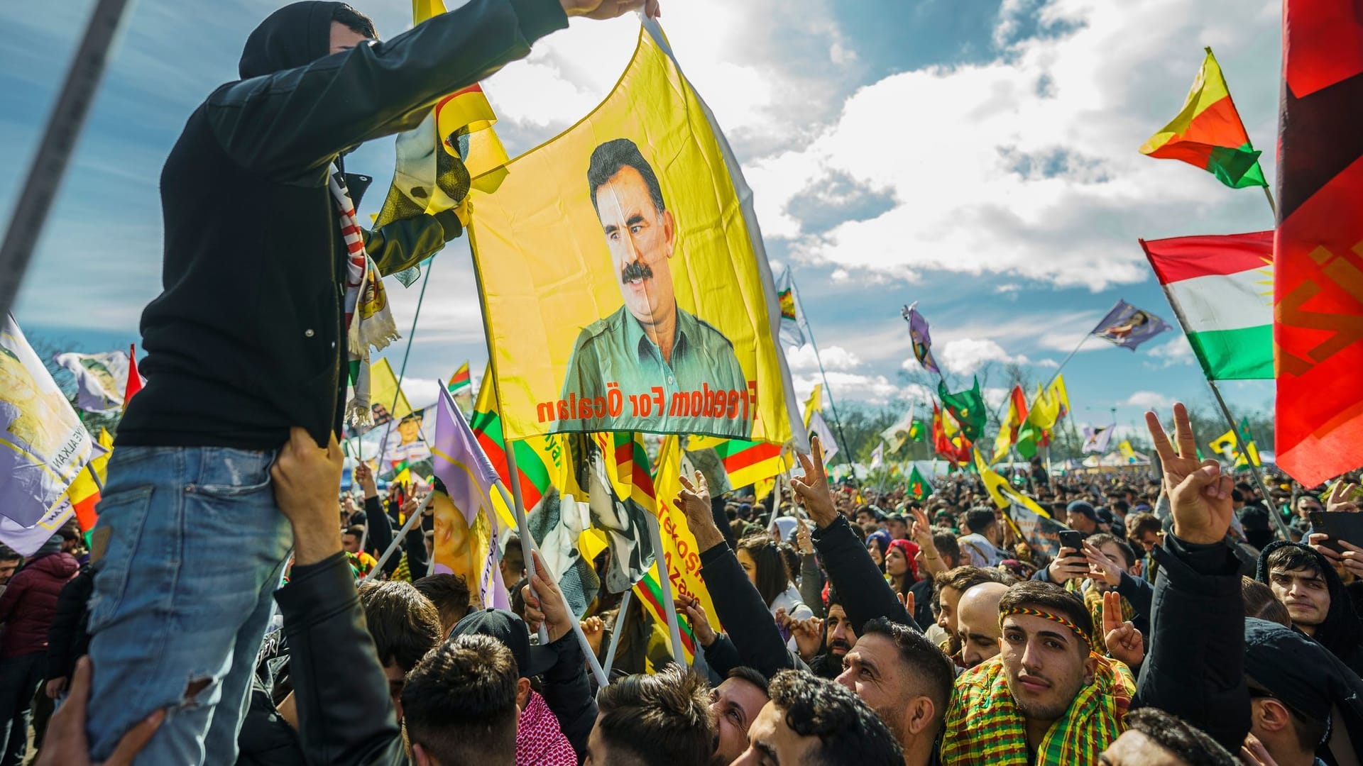 Flagge mit dem Konterfei von PKK-Anführer Abdullah Öcalan