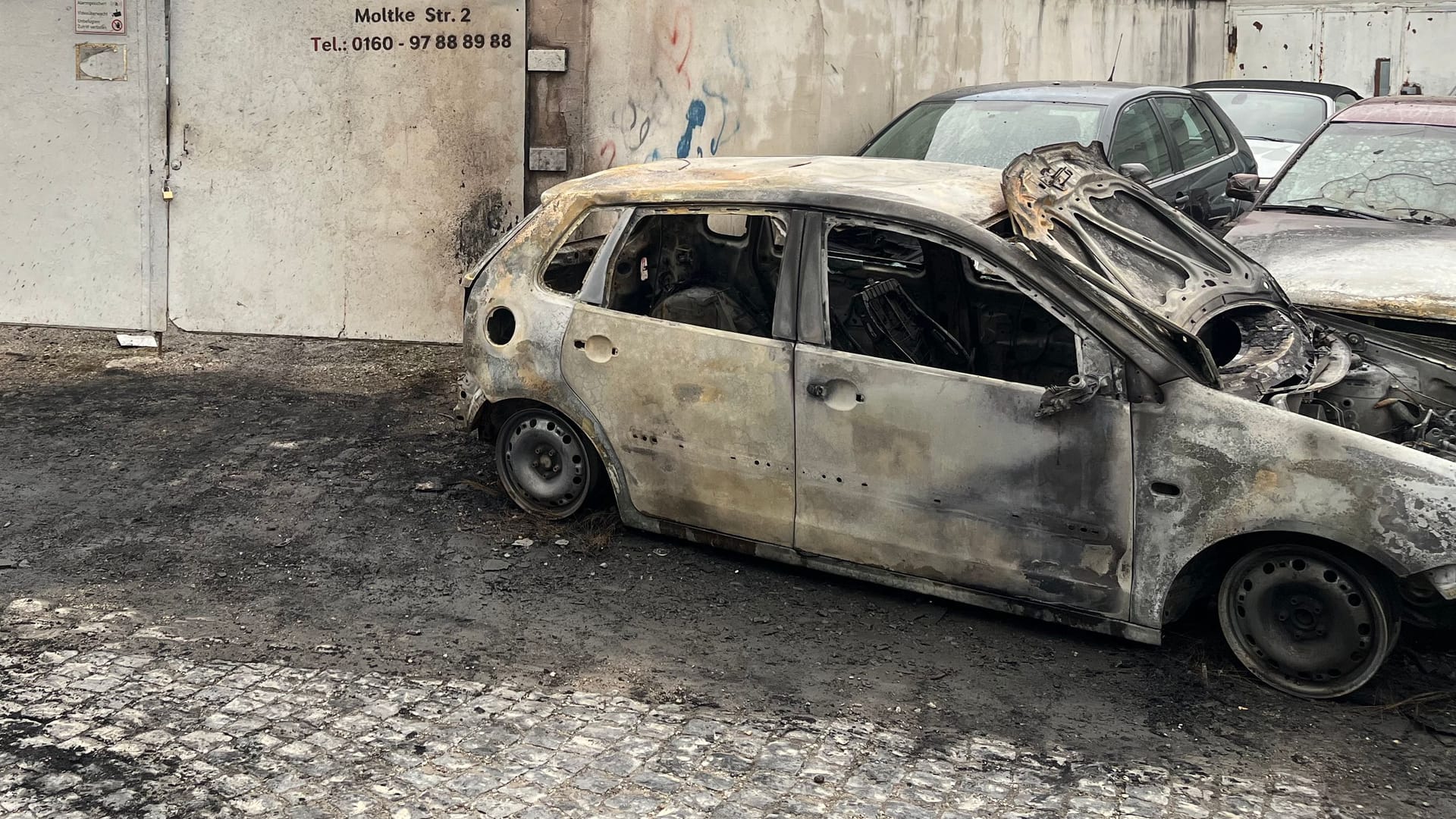 Am 9. Februar waren in diesem Kfz-Handel in der Moltkestraße drei Fahrzeuge ausgebrannt. Auch am vergangenen Wochenende brannte es an mehreren Orten in der Stadt.