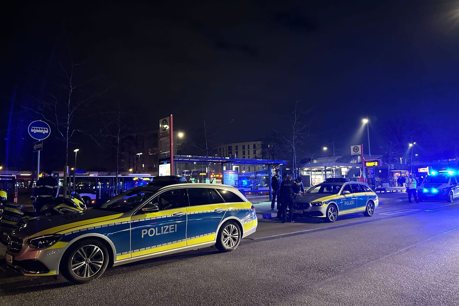 Polizei am Einsatzort: In Hamburg sind offenbar Schüssen gefallen.