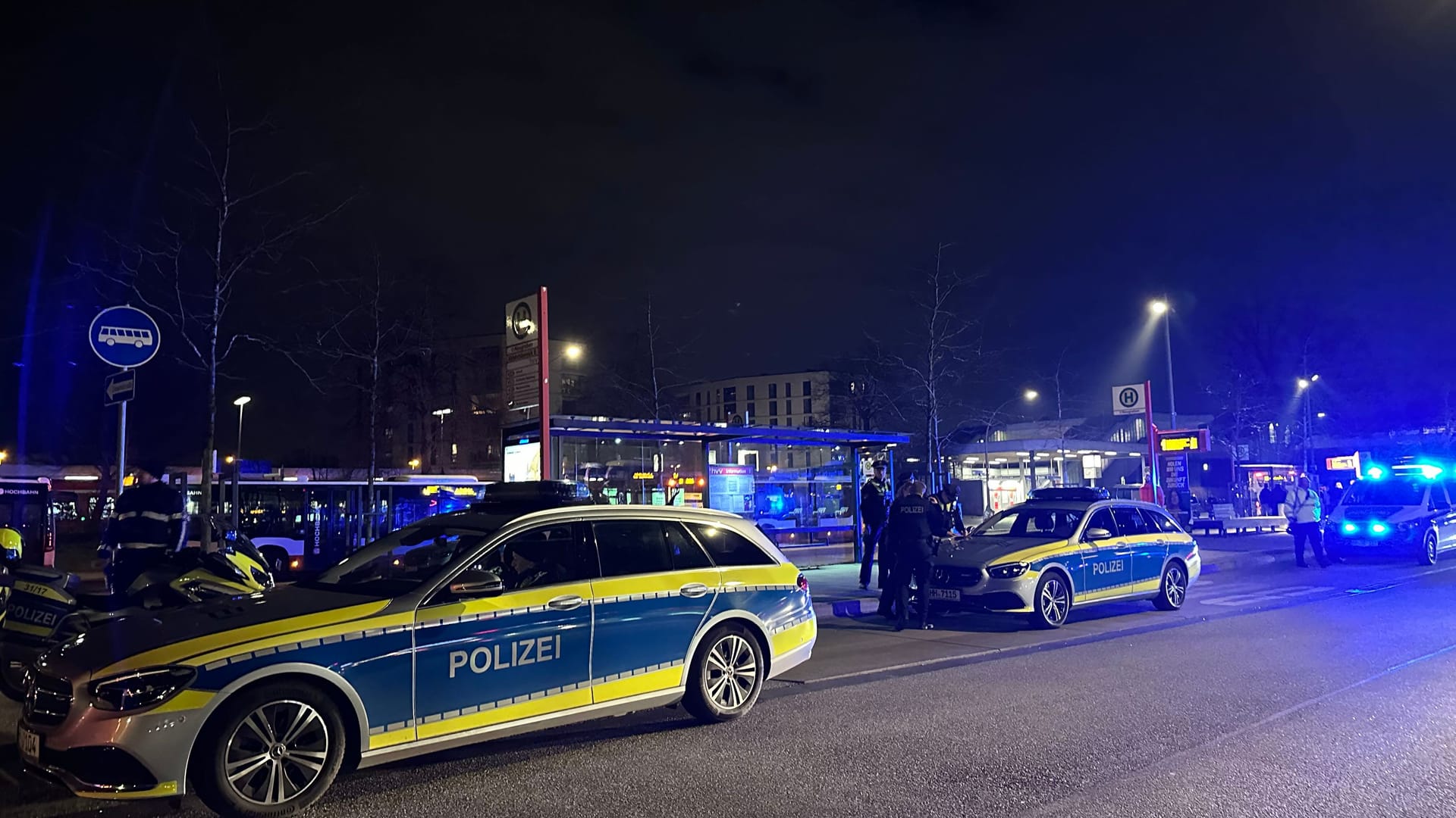 Polizei am Einsatzort: In Hamburg sind offenbar Schüssen gefallen.